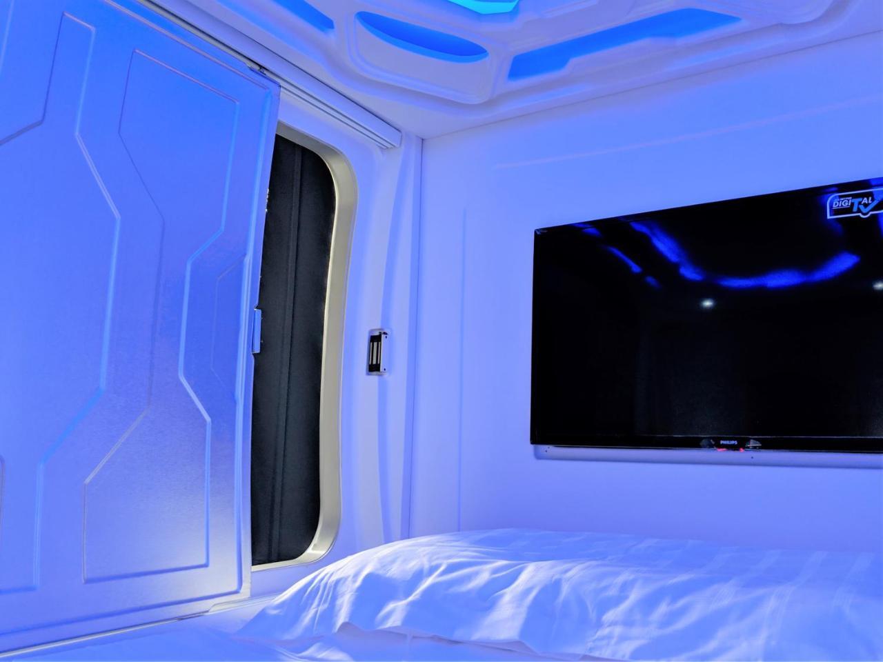 Met A Space Pod @ Boat Quay Singapore Exterior photo