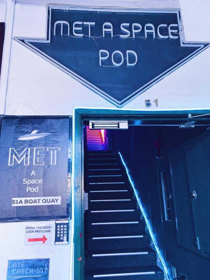 Met A Space Pod @ Boat Quay Singapore Exterior photo